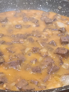 Una foto de Sangre de ave encebollada con tomate