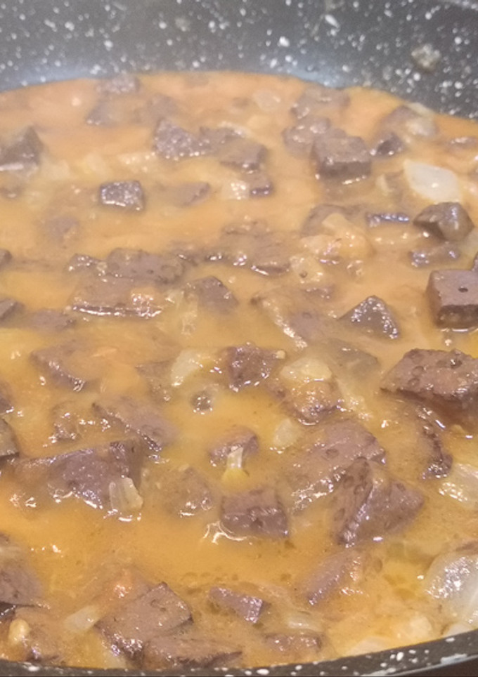 Una foto de Sangre de ave encebollada con tomate
