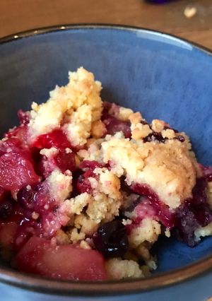 Une photo de Crumble pomme /fruits rouges