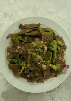 Hình của món Thịt bò xào súp lơ.