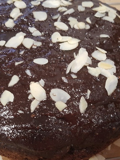 Una foto de Tarta de cumple de chocolate con jengibre y almendras