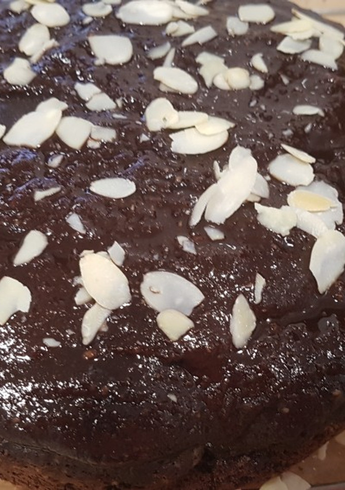 Una foto de Tarta de cumple de chocolate con jengibre y almendras