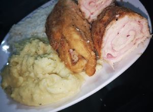 Una foto de Pollo enrollado con Puré