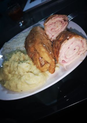 Una foto de Pollo enrollado con Puré