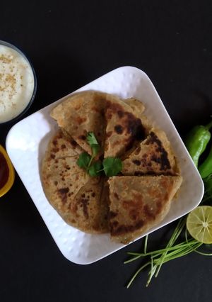 વેજીટેબલ સ્ટફડ પરાઠા (Vegetable Stuffed Paratha Recipe In Gujarati) રેસીપી મુખ્ય ફોટો