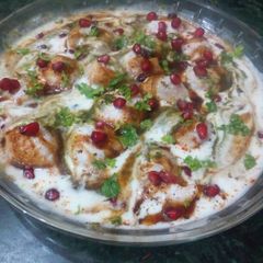 A picture of Dahi bhalla.