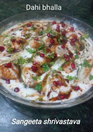 A picture of Dahi bhalla.