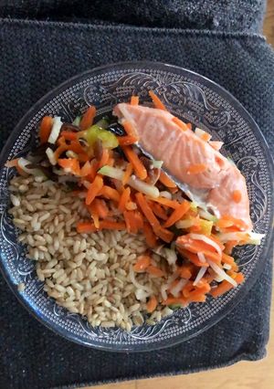 Une photo de Filet de saumon et son nid de légumes