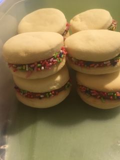 Una foto de Alfajor de maicena fácil (maicenitas)