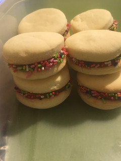 Una foto de Alfajor de maicena fácil (maicenitas)
