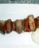 Brochetas de Carne (vacuna, pollo, cordero o cerdo) con Salsa de