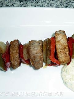 Una foto de Brochetas de Carne (vacuna, pollo, cordero o cerdo) con Salsa de