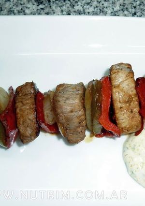 Una foto de Brochetas de Carne (vacuna, pollo, cordero o cerdo) con Salsa de