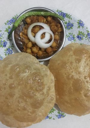 છોલે પૂરી (Chhole Poori Recipe In Gujarati) રેસીપી મુખ્ય ફોટો