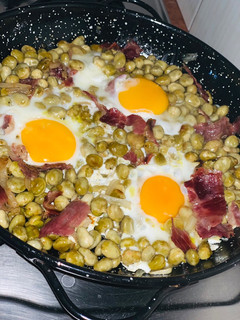 Una foto de Habas con jamón y huevo