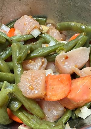 Une photo de Poêlée de poulet aux légumes à l’Air Fryer