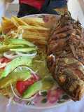 Pescado frito con papas y ensalada 🍅🥑🧅🥬🥗🍟🐟