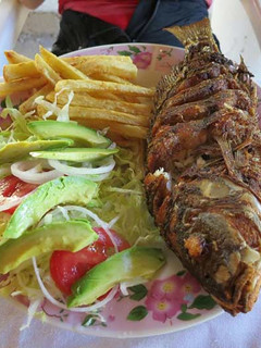 Una foto de Pescado frito con papas y ensalada 🍅🥑🧅🥬🥗🍟🐟
