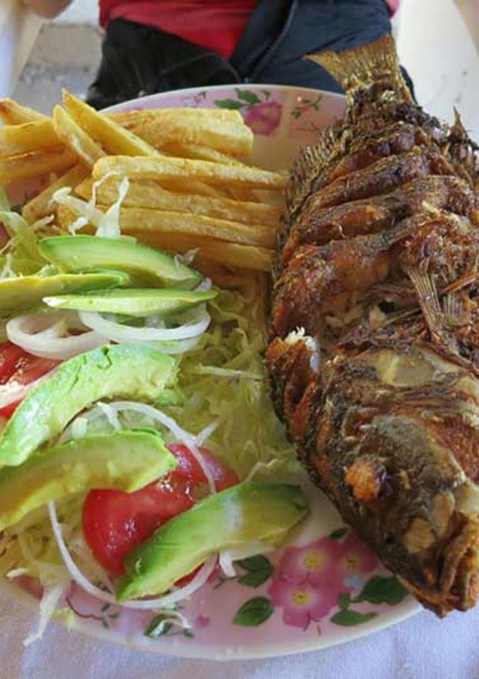 Una foto de Pescado frito con papas y ensalada 🍅🥑🧅🥬🥗🍟🐟