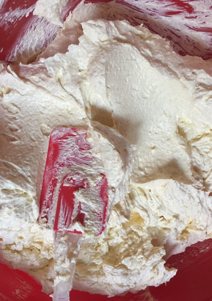 A picture of How do you achieve a stable buttercream which does not melt easily my fellow cooks?.