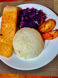 Hình của món Cơm cá hồi và rau bắp cải tím xào 🍚 🍣 🥬 🍅.