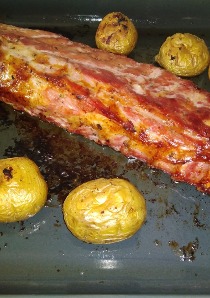 Una foto de Costillas adobadas al horno con patatas