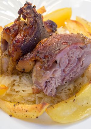 Csülök pékné módra almás párolt káposztával recept fotója