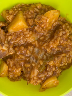 Una foto de Arroz con costillas y patata