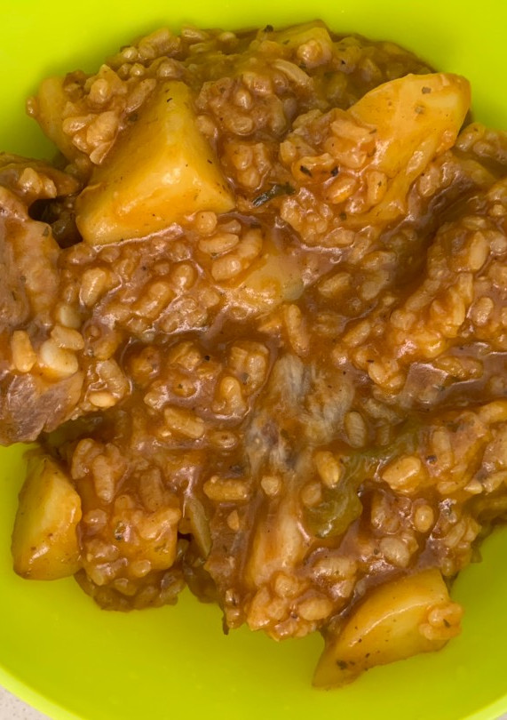 Una foto de Arroz con costillas y patata