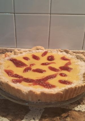 Una foto de Tarta dulce rellena con crema pastelera y mermelada de membrillo