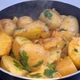 Patatas al ajillo colorado