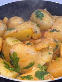 Una foto de Patatas al ajillo colorado