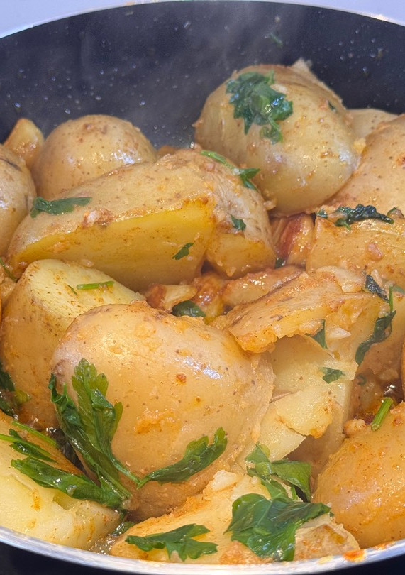 Una foto de Patatas al ajillo colorado