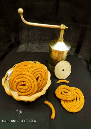 खुसखुशीत चकली (chakali recipe in marathi) रेसिपी चे मुख्य फोटो 