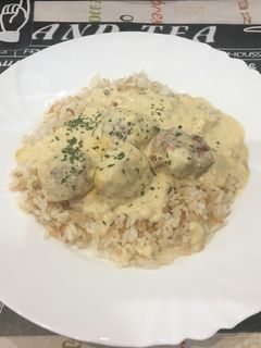 Húsgolyók sajtos-tejszínes mártásban recept fotója
