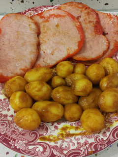 Una foto de Lomo adobado y patatas baby con curry