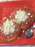 Tortilla de huevo en salsa roja
