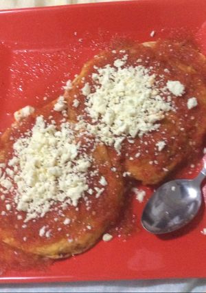 Una foto de Tortilla de huevo en salsa roja