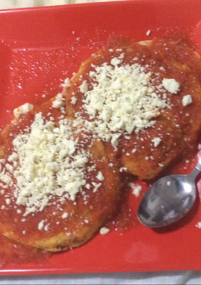 Una foto de Tortilla de huevo en salsa roja