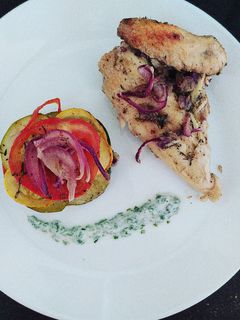 Une photo de Coquelet rôti au four et courgette en emporte pièce