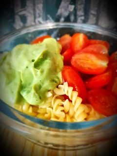 Une photo de Pâtes aux tomates cerises et crème d'avocat