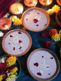 रोज़ गुलकंद फिरनी (Rose gulkand phirni recipe in hindi) रेसिपी मुख्य फोटो