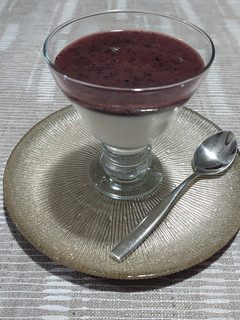 Una foto de Copa de queso crema con puré de arándanos negros light