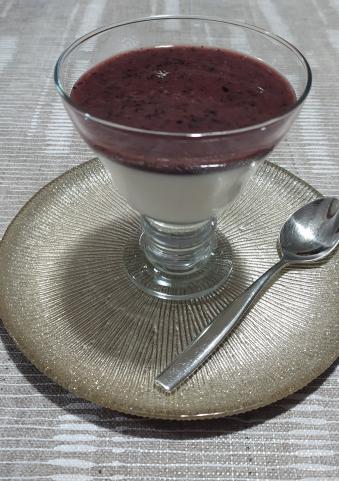 Una foto de Copa de queso crema con puré de arándanos negros light