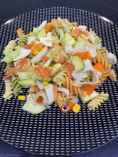 Una foto de Ensalada de pasta con salmón