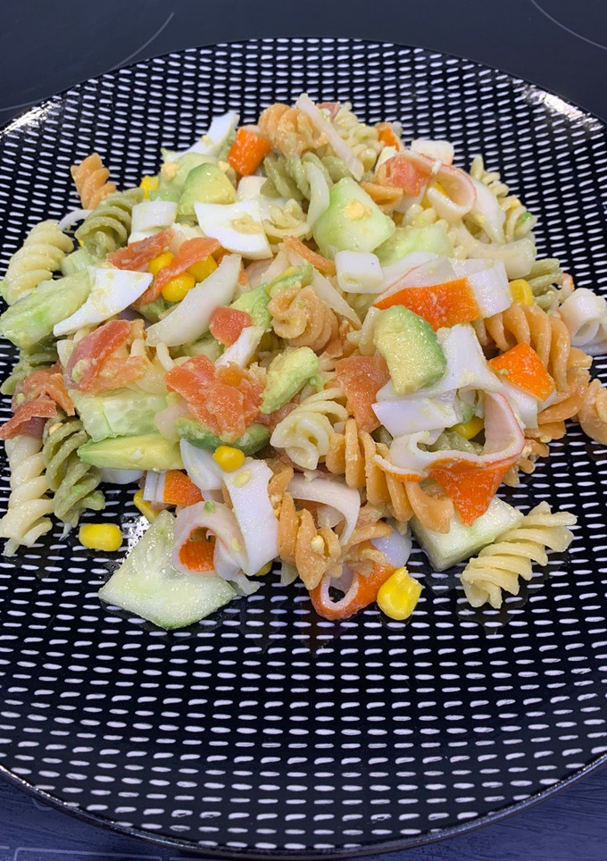 Una foto de Ensalada de pasta con salmón