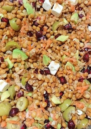 Una foto de Ensalada de lentejas, aguacate, granada.. muy sana💪😉