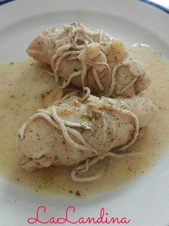 Una foto de Rollitos de merluza con gulas