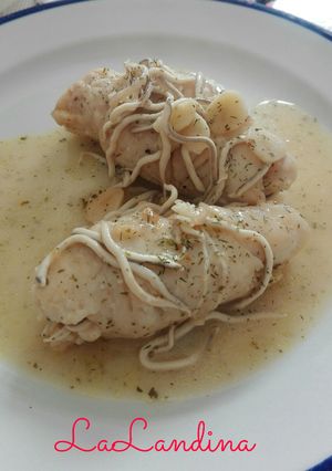Una foto de Rollitos de merluza con gulas