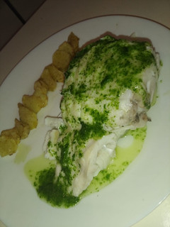 Una foto de Bacalao en salsa verde con patatas bravas